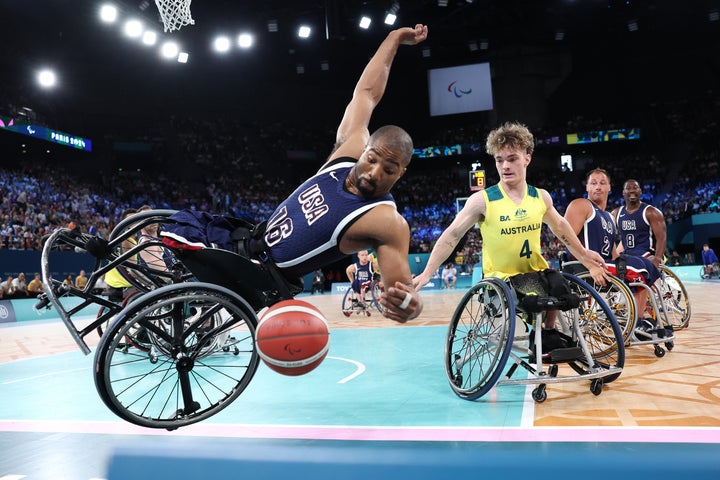 大会4日目、男子車いすバスケットボール予選グループBのオーストラリア対アメリカの試合中、アメリカ代表のトレボン・ジェニファー選手が、オーストラリア代表のアイゼン・リアード選手が見守る中転倒する