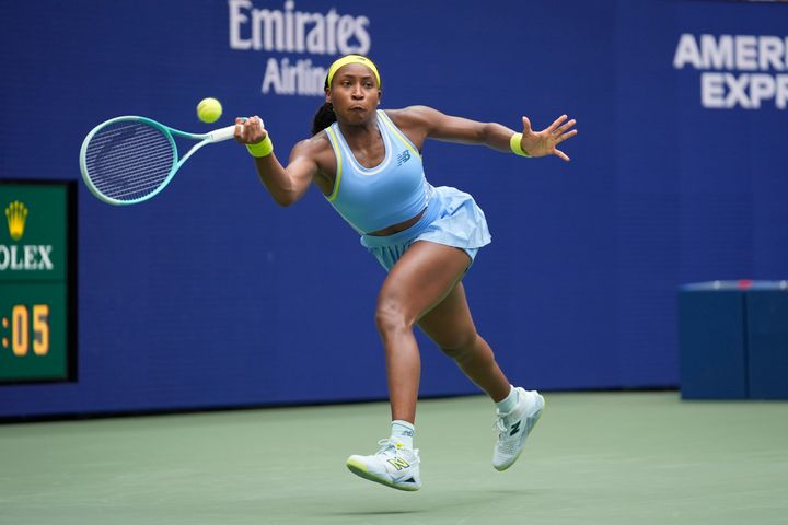 Coco Gauff aus den Vereinigten Staaten schlägt in der vierten Runde des US Open-Tennisturniers auf Emma Navarro aus den Vereinigten Staaten zurück.