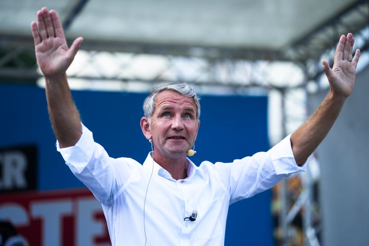 Ο Μπιέρν Χέκε top candidate in Thuringia of the far-right Alternative for Germany, AfD, party waves to supporters during an election campaign rally in Suhl, Germany, Aug. 13, 2024. (AP Photo/Markus Schreiber)