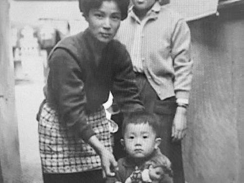 子ども時代の江蔵智さんと母