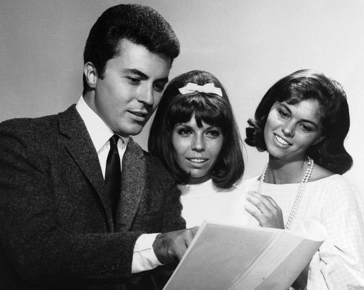James Darren, à esquerda, uma das estrelas de "Para aqueles que pensam jovem," conversas com Nancy Sinatra, ao centro, e Claudia Martin sobre suas estreias no cinema em 1963.