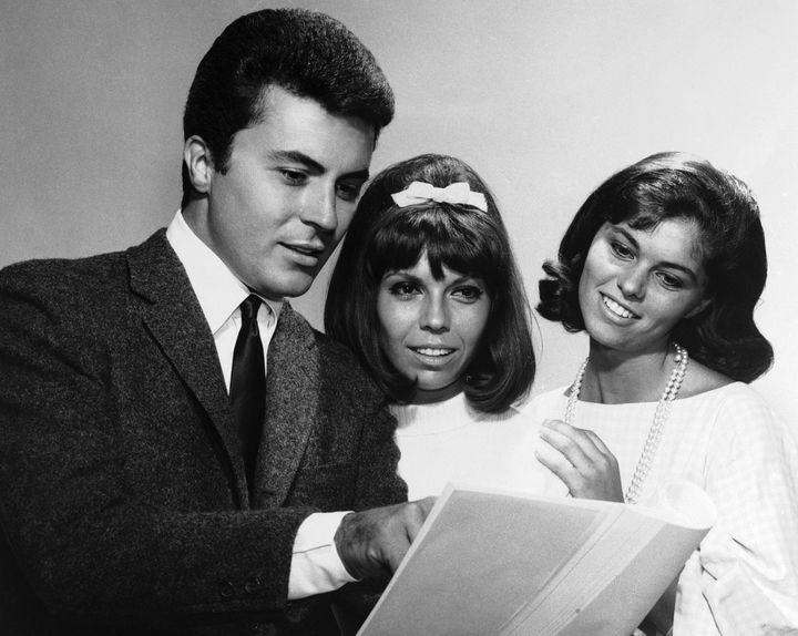 James Darren, links, einer der Stars "Für diejenigen, die jung denken," Gespräche mit Nancy Sinatra (Mitte) und Claudia Martin über ihr Filmdebüt im Jahr 1963.