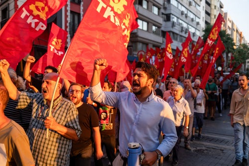 Members of the Communist Party of Turkey marched to Izmir Alsancak Port on Monday in protest after the USS Wasp, an amphibious assault ship sent by the U.S. to protect Israel, docked there. The anti-war demonstrations were organized in solidarity with the people of Palestine and the Middle East.