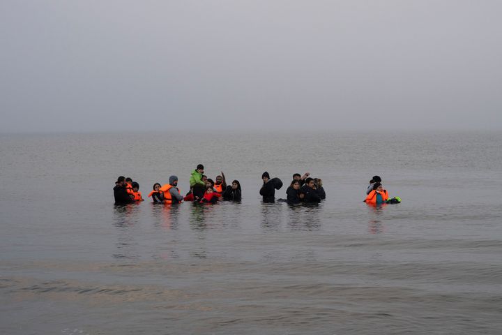 Μια ομάδα Κούρδων μεταναστών από το Ιράν και το Ιράκ που απέτυχαν στην προσπάθειά τους να φτάσουν στο Ηνωμένο Βασίλειο με πλοίο, αφού τους ανακάλυψε η αστυνομία, αρνούνται να επιστρέψουν στην ακτή στην παραλία της Ambleteuse, στη βόρεια Γαλλία, την Κυριακή 19 Μαΐου 2024.