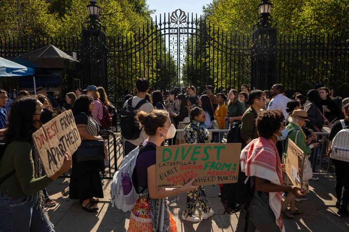 Palästinensische Unterstützer halten am Dienstag, den 3. September 2024, in New York eine Streikpostenlinie vor der Columbia University. 