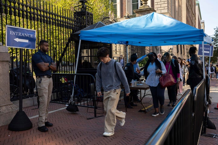 Studenten der Columbia University gehen am Dienstag, 3. September 2024, in New York durch einen Sicherheitskontrollpunkt vor dem Campus.