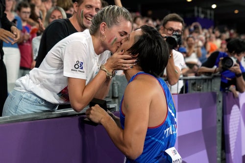 Italy's Alessandro Ossola kisses his girlfriend, Arianna Mandaradoni, during the 2024 Paralympics on Sunday.