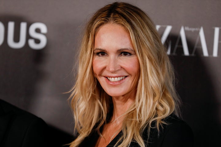 Elle Macpherson é vista no Harper's Bazaar Women of the Year Awards 2023. Ela gerou polêmica por uma entrevista recente na qual falou sobre adotar uma abordagem não tradicional para tratar seu câncer de mama.