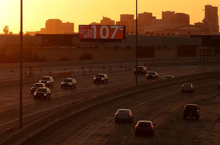 Eine Plakatwand zeigt die aktuelle Temperatur von über 100 Grad am 5. Juni 2024 in Phoenix, Arizona. 