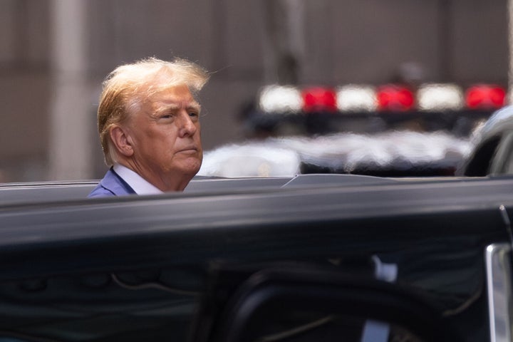 Der ehemalige Präsident Donald Trump verlässt am 31. Mai 2024 den Trump Tower in New York City. Ein Bundesrichter lehnte den Antrag des republikanischen Kandidaten ab, in New Yorks Geheimgeldfall einzugreifen, in dem er wegen 34 Straftaten verurteilt wurde und auf seine Verurteilung wartet.