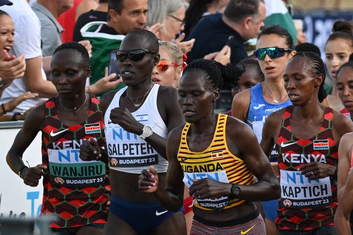 （右から2番目）ハンガリー・ブダペストで開催された世界陸上競技選手権大会の女子マラソンに出場したレベッカ・チェプテゲイ選手(2023年8月26日)