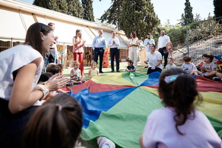 Στιγμιότυπο από την επίσκεψη του πρωθυπουργού σε βρεφονηπιακό σταθμό στο Θησείο