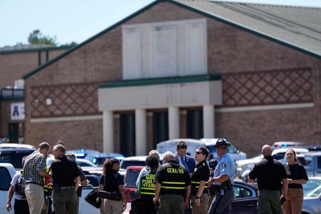 Η αστυνομία συγκεντρώνεται έξω από το Apalachee High School μετά από πυροβολισμούς στο σχολείο την Τετάρτη, 4 Σεπτεμβρίου 2024, στο Winder, Ga. (AP Photo/Mike Stewart)