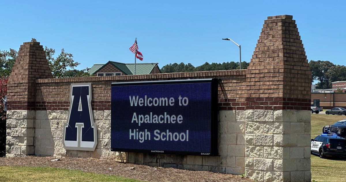 【画像】銃撃事件の犠牲者を追悼する生徒や教職員、地元住民ら ハフポスト 画像枠