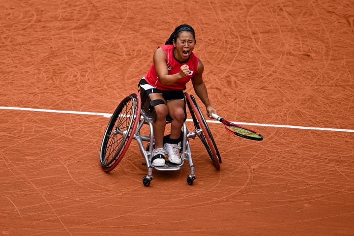 大会6日目、車椅子テニスの女子シングルス準決勝で、アニク・ファンクート選手相手にマッチポイントを奪って喜ぶ上地結衣選手