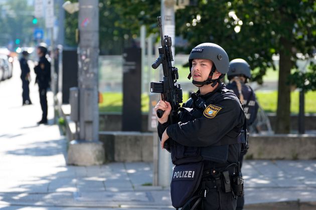 Αστυνομικοί περιπολούν περιμετρικά του σημείου που εκδηλώθηκε το περιστατικό (5 Σεπτεμβρίου 2024)