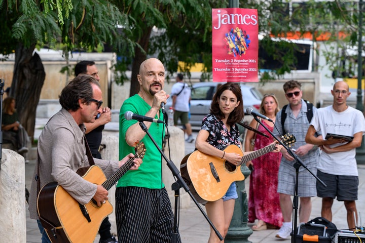 Η έκπληξη των James στο Σύνταγμα