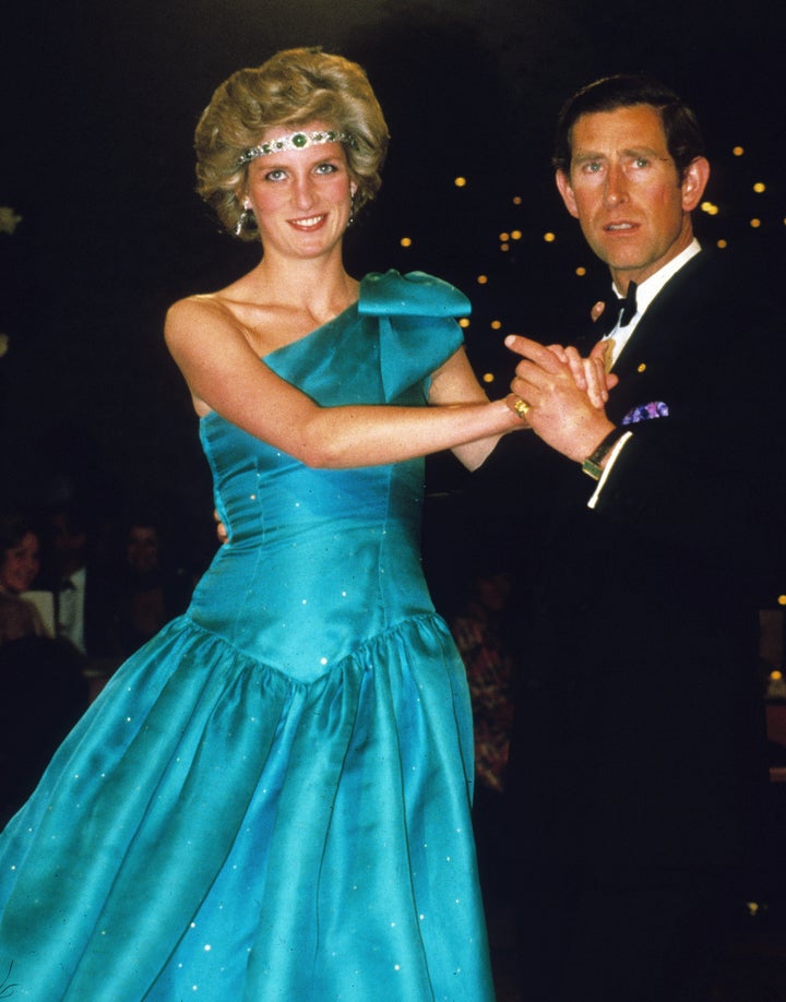 O rei Charles e a princesa Diana dançam juntos durante uma gala de 1985 em Melbourne, Austrália. A amiga da princesa, Anne Allen, oferece uma visão sobre o casamento problemático em seu próximo livro, "Dançando com Diana: um livro de memórias."