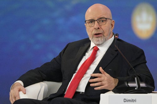 En esta imagen proporcionada por la Agency RIA Novosti, Dimitri Simes, autor, editor y analista político rusoestadounidense, hace una pregunta al presidente ruso Vladímir Putin durante una sesión plenaria del Foto Económico Internacional de San Petersburgo, Rusia, el 16 de junio de 2023. (Alexei Danichev/Photo host Agency RIA Novosti via AP)