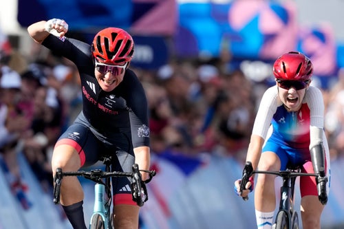 Sarah Storey celebrates her first-place finish in the road race at the Paris Paralympics.