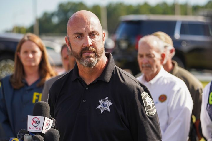 Judd Smith, Sheriff von Barrow County, spricht nach der Schießerei am Mittwoch an der Appalachian High School mit den Medien.