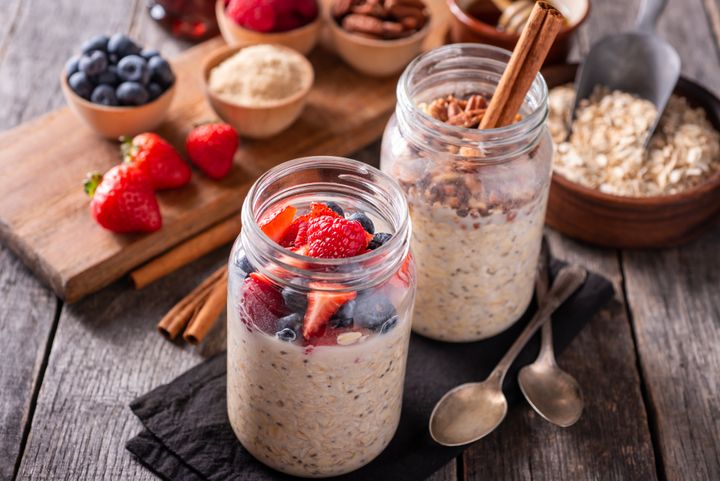 Overnight Oats enthalten lösliche Ballaststoffe, die die Herzgesundheit verbessern können.