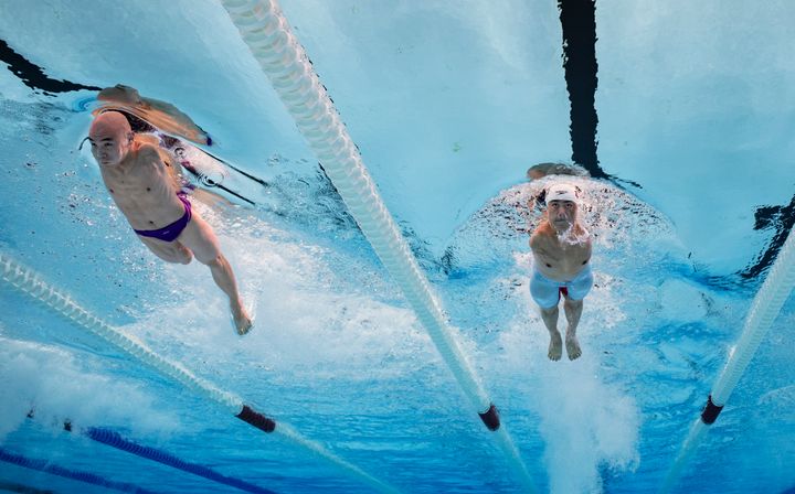 Der Chinese Wei Yuan (rechts) und der Chinese Jincheng Guo treten am Donnerstag, den 5. September 2024 in Paris, Frankreich, im 50-m-Freistil-Finale der Männer – Kategorie 5 im Paris La Defense an. (Joel Marklund/OIS/IOC via Associated Press)