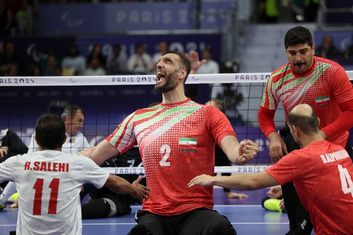 Der Iraner Morteza Mehrzad Silkjani (Mitte) feiert mit seinen Teamkollegen den Gewinn der Goldmedaille im Sitzvolleyball der Männer zwischen Iran und Bosnien und Herzegowina bei den Paralympics 2024 am Freitag, den 6. September 2024 in Paris, Frankreich. (AP Photo/Leighton Smithwick)