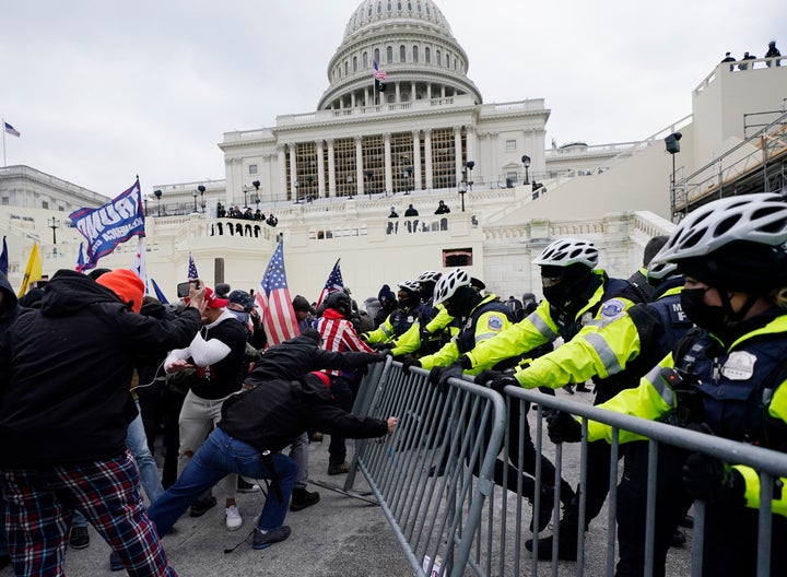 Bei den Unruhen am 6. Januar 2021 drangen Anhänger von Donald Trump durch Polizeiabsperrungen in das US-Kongressgebäude in Washington ein.