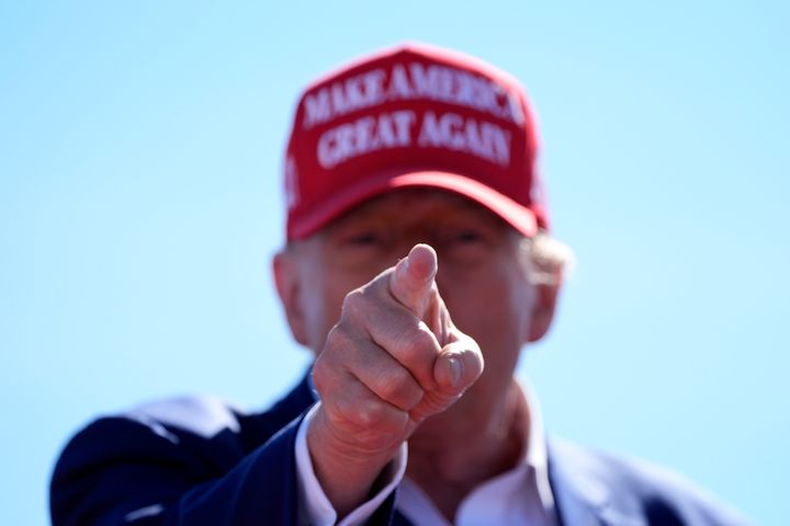 Der ehemalige republikanische Präsidentschaftskandidat Donald Trump winkt während einer Wahlkampfveranstaltung am Central Wisconsin Airport am Samstag, 7. September 2024, in Mosinee, Wisconsin. (AP Photo/Alex Brandon)