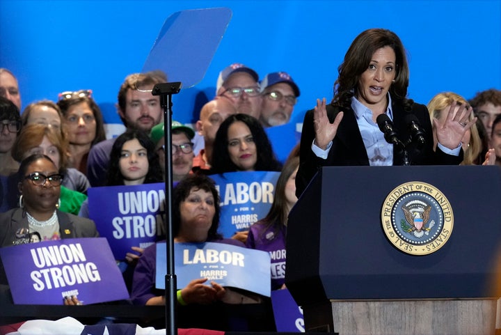 Die demokratische Präsidentschaftskandidatin Vizepräsidentin Kamala Harris und Präsident Joe Biden nehmen am Labor Day, Montag, 2. September 2024, an einer Wahlkampfveranstaltung im IBEW Union Hall Local 5 in Pittsburgh teil. (AP Photo/Jacquelyn Martin)