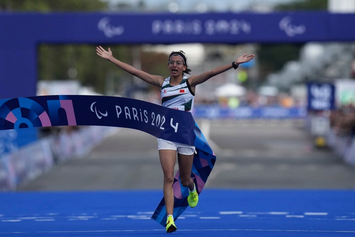 A marroquina Fatima Ezzahra El Idrissi quebrou o recorde mundial na maratona feminina para corredoras com deficiência visual no último dia dos Jogos Paralímpicos.