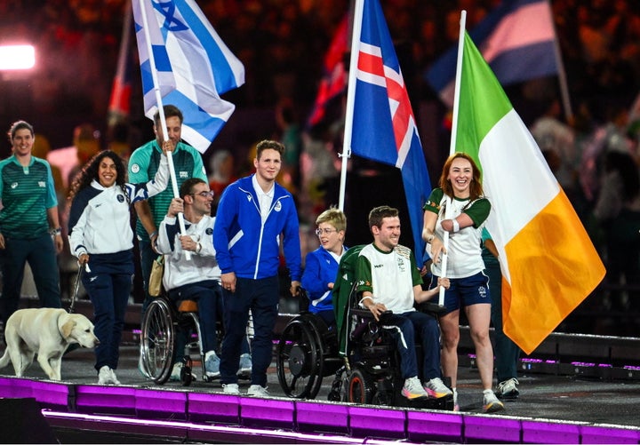 Os porta-bandeiras da Irlanda, Ellen Keane, à direita, e Michael Murphy, durante a cerimônia de encerramento dos Jogos Paralímpicos de Paris 2024, em 8 de setembro.