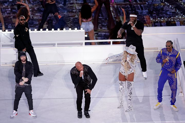 Kendrick Lamar performing with Eminem, Dr. Dre, Mary J. Blige, 50 Cent and Snoop Dogg