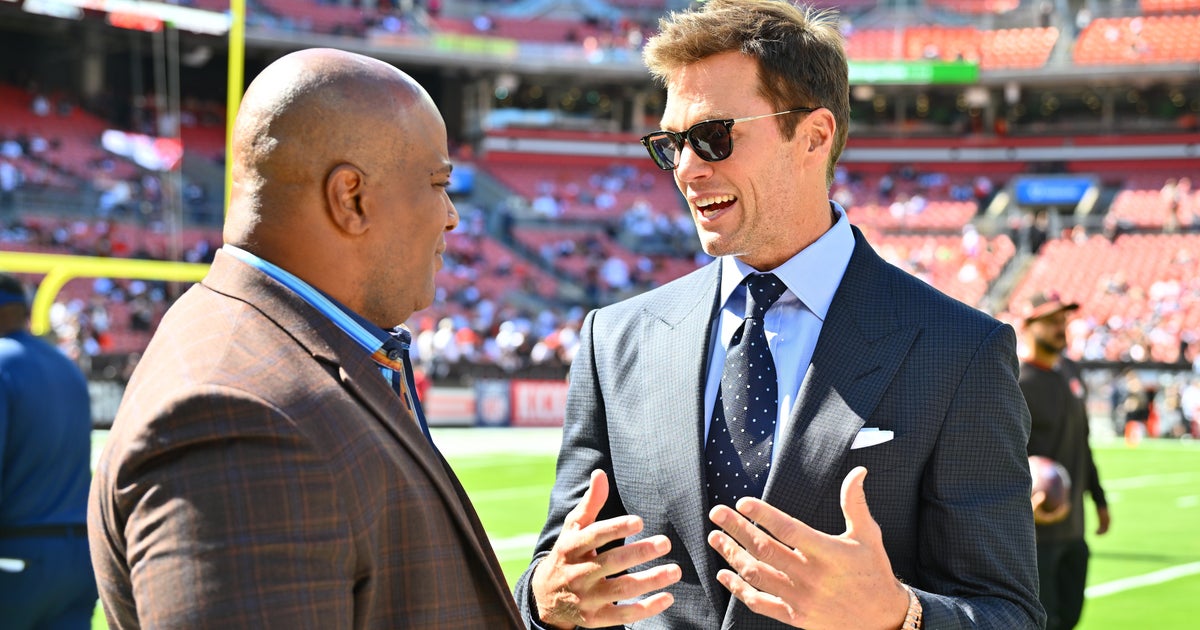 NextImg:Watch Tom Brady Get Off To Awkward Start As Fox NFL Broadcaster