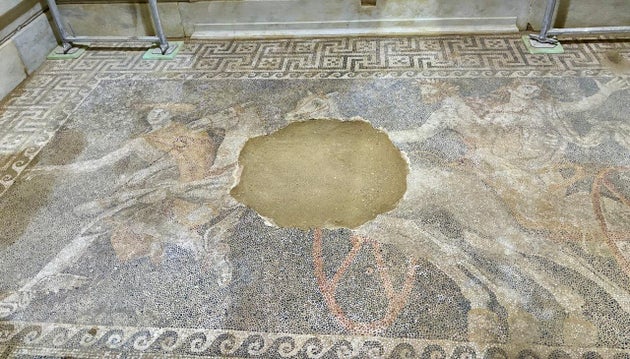 Το περίφημο ψηφιδωτό της Αρπαγής της Περσεφόνης, στον Τύμβο Καστά.