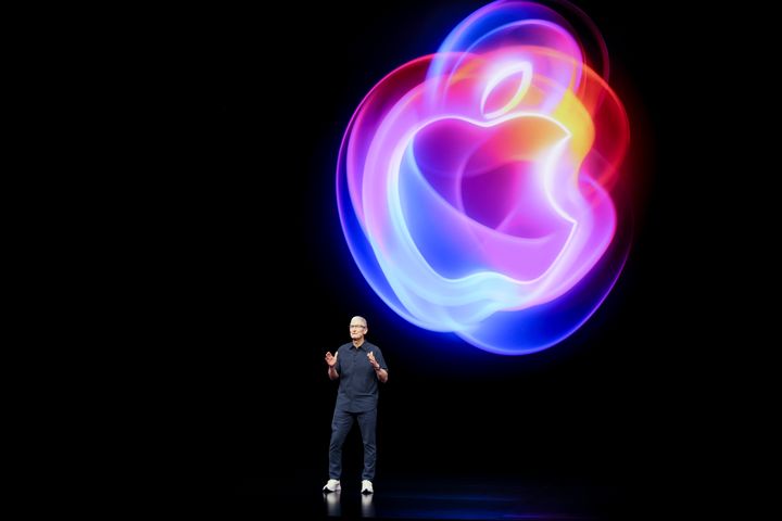 Ο διευθύνων σύμβουλος της Apple Τιμ Κουκ μιλάει στη σκηνή κατά τη διάρκεια παρουσίασης των νέων προϊόντων στα κεντρικά γραφεία της Apple τη Δευτέρα 9 Σεπτεμβρίου 2024, στο Κουπερτίνο της Καλιφόρνια (AP Photo/Juliana Yamada).