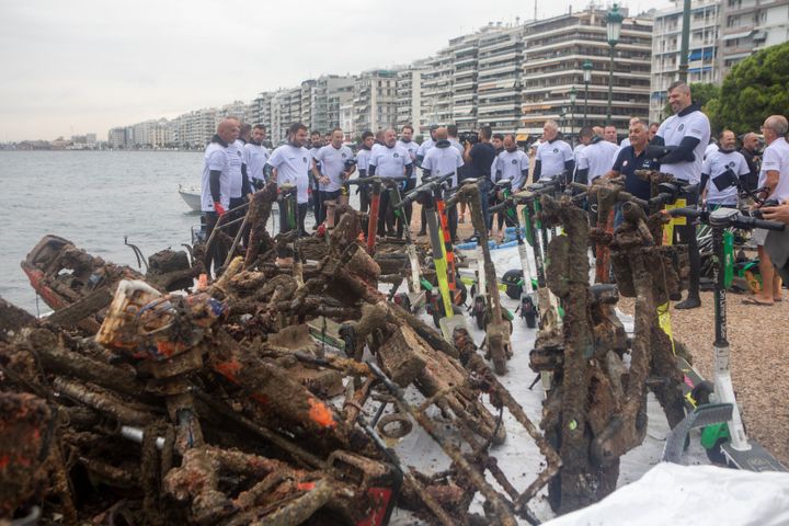 Ηλεκτρικά πατίνια, πλαστικά μπουκάλια και λάστιχα στον βυθό του Θερμαϊκού.