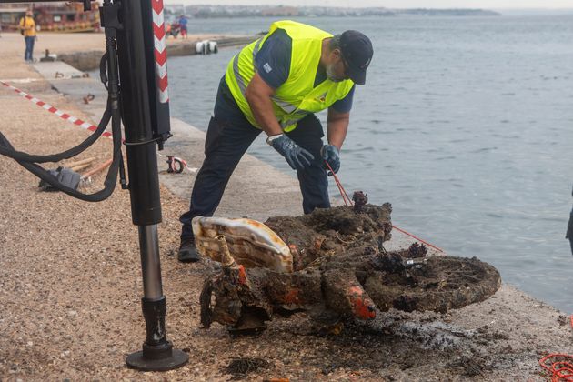 Ηλεκτρικά πατίνια, πλαστικά μπουκάλια και λάστιχα στον βυθό του θερμαϊκού