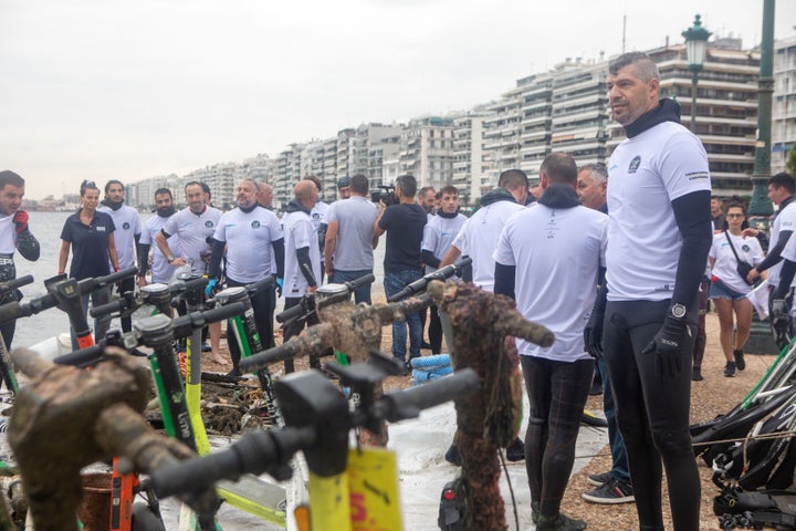 Ηλεκτρικά πατίνια, πλαστικά μπουκάλια και λάστιχα στον βυθό του θερμαϊκού