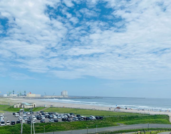 福島県南相馬市の北泉海水浴場。サーフィンの聖地とされ、海水浴客も徐々に戻ってきた