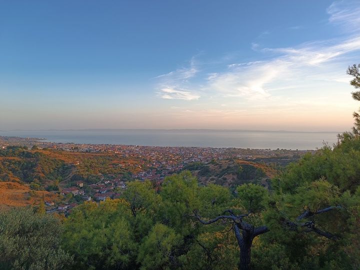 Το γαλαζοπράσινο χρώμα των νερών και κυρίως η πολύ υψηλή θερμοκρασία που έχουν τα νερά, καθιστούν την περιοχή ιδανική για φθινοπωρινές εξορμήσεις ή καλύτερα αποδράσεις του… αποκαλόκαιρου.