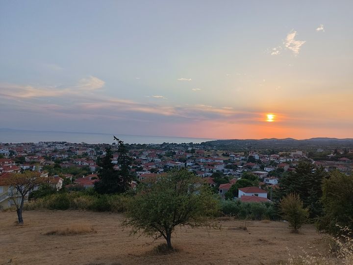 Οι αμμουδερές παραλίες φθάνουν μέχρι εκεί που μπορείς να κοιτάξεις και το μπάνιο είναι απόλαυση όπου κι αν επιλέξεις, ακόμα και μπροστά στα μαγαζιά.