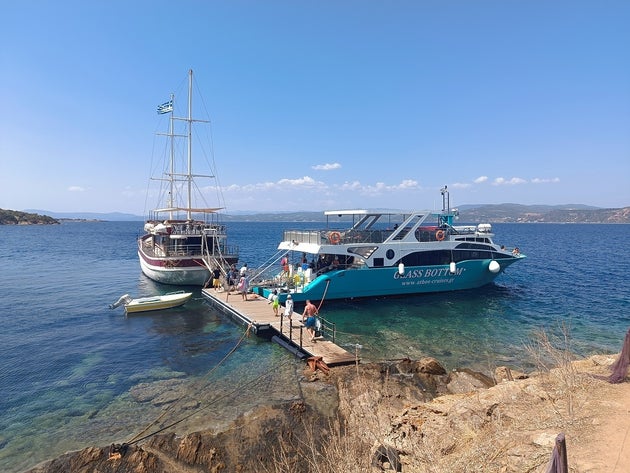 Για μπάνιο στις παραλίες «μπανάνα» και Λαγονήσι (βουτιές από το σκάφος διότι δεν πιάνει παραλία) ή Δρένια και Αμμουλιανή, παντού με τιρκουάζ νερά.