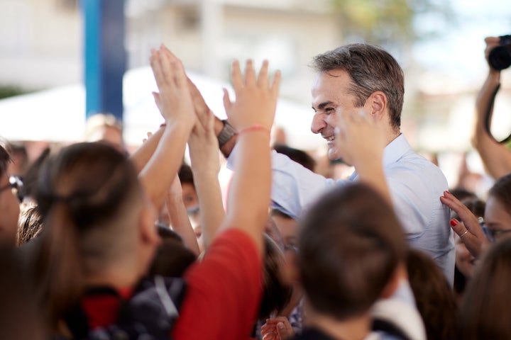 Ο Κυριάκος Μητσοτάκης ανάμεσα σε μαθητές δημοτικού σχολείου στη Γλυφάδα