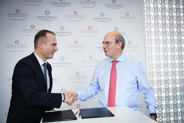 Ο κ. Γιώργος Μαργώνης, Προόεδρος και Διευθύνων Σύμβουλος της Παπαστράτος με τον Υπουργό Εθνικής Οικονομίας και Οικονομικών κ. Κωστή Χατζηδάκη