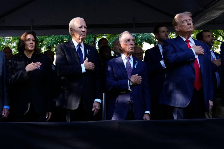 Von links: Harris, Präsident Joe Biden, der ehemalige New Yorker Bürgermeister Michael Bloomberg und Trump nehmen an einer Gedenkfeier im World Trade Center teil. Harris und Trump hatten sich weniger als zwölf Stunden zuvor in einer Präsidentschaftsdebatte gegenübergestanden.