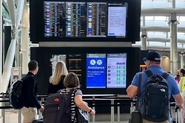 Ταξιδιώτες στο αεροδρόμιο Heathrow, στο Λονδίνο. 