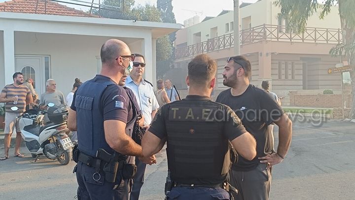 Ήχησε ξανά το 112 για τη φωτιά στον Πλατανιά: Εκκενώνονται σπίτια και ξενοδοχεία – Στις αυλές έφτασαν οι φλόγες