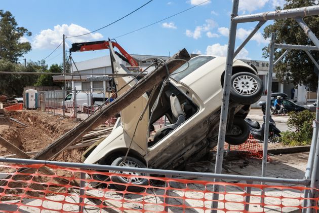 Τροχαίο ατύχημα στην Κάτω Κηφισιά, κατά τη διάρκεια καταδίωξης από την Ελληνική Αστυνομία, κλεμμένου αυτοκινήτου όταν το ύποπτο όχημα έπεσε μέσα στα θεμέλια υπό ανέγερση οικοδομής στη συμβολή των οδών Αχαρνών και 1ης Μαΐου, Τετάρτη 11 Σεπτεμβρίου 2024. (ΜΙΧΑΛΗΣ ΚΑΡΑΓΙΑΝΝΗΣ/EUROKINISSI)